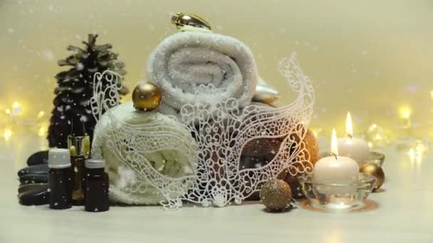 Artículos y atributos del salón de spa con decoraciones navideñas en nevadas suaves, hermoso paisaje navideño con elementos de spa 4K — Vídeo de stock