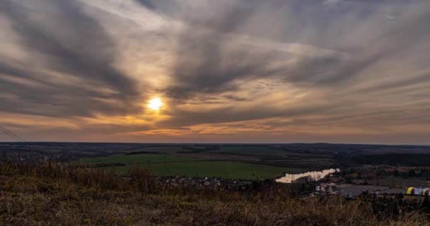 Hermoso atardecer, lapso de tiempo, movimiento de nubes de un nivel diferente contra el sol poniente — Vídeo de stock