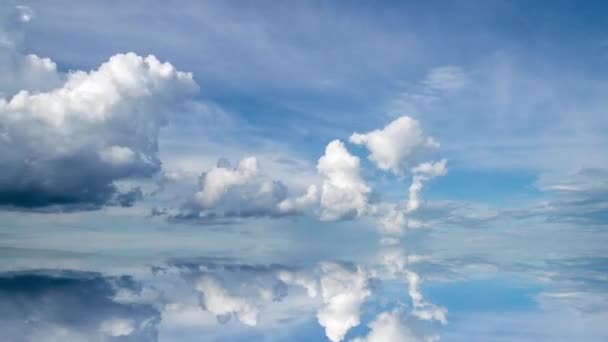 Futuristisk bakgrunn som består av tidsklipp med hvite, myke skyer over blå himmel og refleksjon av disse, videosløyfe – stockvideo