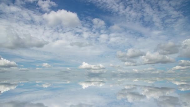 Fond futuriste composé de Time lapse clip de nuages duveteux blancs sur le ciel bleu et leur réflexion, boucle vidéo — Video