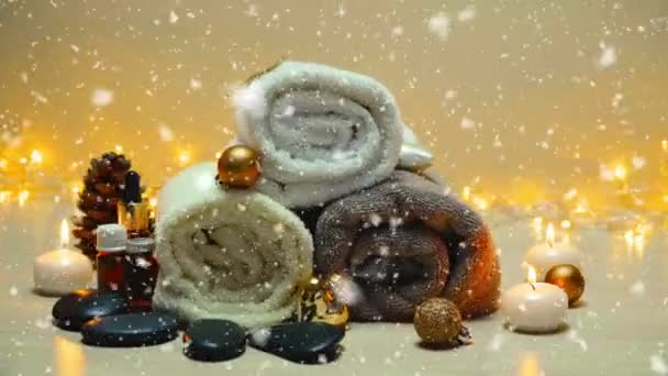 Spa itens de salão e atributos com decorações de Natal em neve suave, bela paisagem de Natal com elementos de spa 4K — Vídeo de Stock