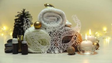 Spa salonu öğeleri ve hafif kar yağışında Noel süslemeleri, kaplıca elementleriyle güzel noel manzarası 4K