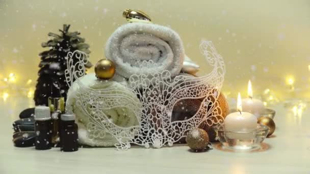 Спа салон предметів і атрибутів з різдвяними прикрасами в м'якому снігопаді, красивий різдвяний пейзаж з елементами спа 4K — стокове відео