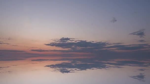Futuristisk soluppgång över vatten, tidsbrist, reflektion av sol och moln. — Stockvideo