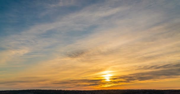 Schöner Abendsonnenuntergang, Zeitraffer, Bewegung von Wolken anderer Höhe gegen die untergehende Sonne — Stockvideo