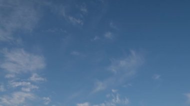 Farklı seviyelerdeki bulutların eş zamanlı hareketi, zaman geçişi.