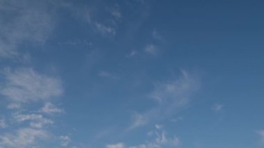 Farklı seviyelerdeki bulutların eş zamanlı hareketi, zaman geçişi.