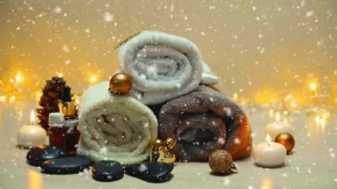 Spa salonu öğeleri ve hafif kar yağışında Noel süslemeleri, kaplıca elementleriyle güzel noel manzarası 4K