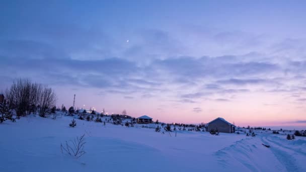 Incredibile paesaggio invernale con romantico tramonto nebbioso. Morbide nevicate nella foresta innevata invernale. Time lapse del tramonto invernale — Video Stock