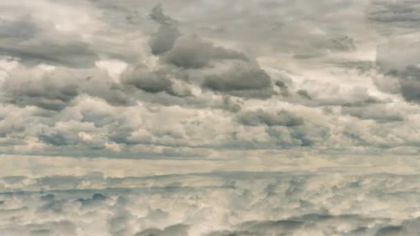 Futuristické pozadí skládající se z časoprostorového klipu bílých nadýchaných mraků nad modrou oblohou a jejich odraz, video smyčka — Stock video