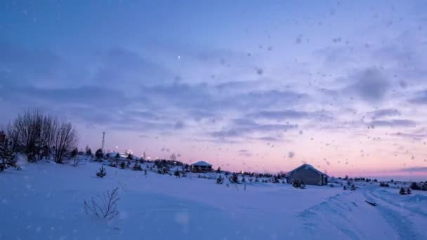 Romantik sisli günbatımıyla muhteşem bir kış manzarası. Kışın karlı ormanda hafif kar yağışı. Kış günbatımının zaman aşımı — Stok video