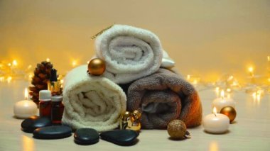 Spa salonu öğeleri ve hafif kar yağışında Noel süslemeleri, kaplıca elementleriyle güzel noel manzarası 4K