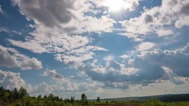 Nuvens brancas, céu macio claro, lapso de tempo que forma a paisagem nublada no horizonte, movimento rápido de rolamento chuvoso, belo dia ensolarado de verão, tempo colorido. — Vídeo de Stock