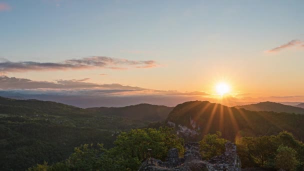 Belo nascer do sol sobre montanhas florestais selvagens na manhã de verão na natureza, lapso de tempo — Vídeo de Stock