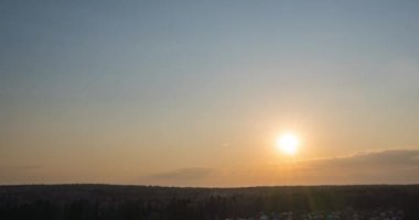 Ufuk üzerinde Hızlı Günbatımının Renkli Zamanda Tur 'u 4K. Sunset 'teki Bulutların Zaman Hızı Güneş 4K tarafından aydınlatıldı. Bulutların arasından geçen Güneş ışınları ve parıltıları.