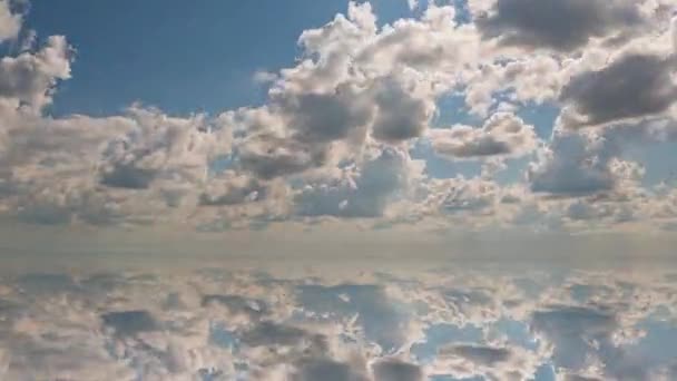 Futuristische zonsopgang boven water, tijdsverloop, reflectie van zon en wolken. — Stockvideo