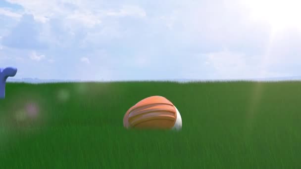 Un oeuf dans un casque de construction roule dans l'herbe vers l'inscription Joyeuse Pâques — Video