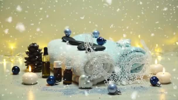 Lázeňský zátiší s ručníkem, karnevalovou maskou a vánočními ozdobami na světlém dřevěném pozadí. Nový rok a Vánoce Zdravý životní styl, péče o tělo, Lázeňská léčba — Stock video