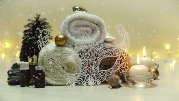 Artículos y atributos del salón de spa con decoraciones navideñas en nevadas suaves, hermoso paisaje navideño con elementos de spa 4K — Vídeos de Stock