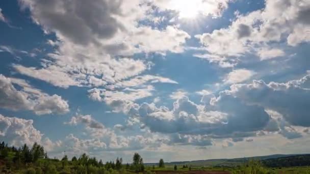 Białe chmury, przejrzyste, miękkie niebo, upływ czasu kształtujący chmurny krajobraz na horyzoncie, bujające się szybko deszcze, piękny letni słoneczny dzień, kolorowa pogoda. — Wideo stockowe