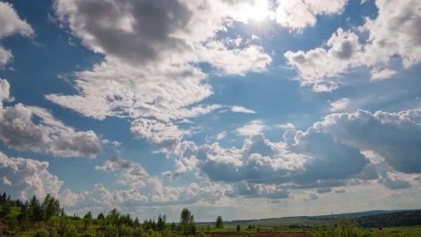 Witte wolken, heldere, zachte lucht, tijd voor een wolkenlandschap in de horizon, snel bewegende regenachtige, mooie zonnige zomerdag, kleurrijk weer. — Stockvideo