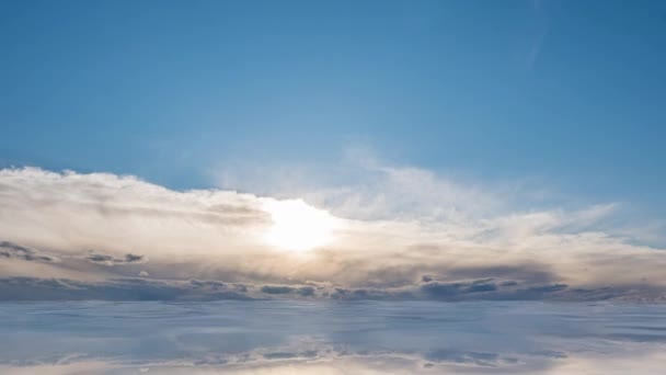 Футуристический фон, состоящий из обрыва времени, клипа белых пушистых облаков над голубым небом и их отражения, видео-петля — стоковое видео