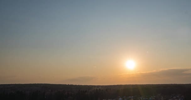 Coloridas vueltas de tiempo rápido de la puesta del sol sobre el horizonte es 4K. Time lapse of Clouds at Sunset Iluminado por el Sol 4K. Rayos y resplandor del Sol a través de las Nubes. — Vídeos de Stock