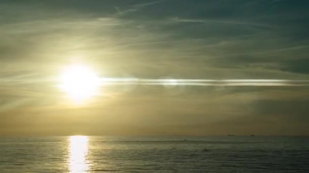 Tiden förfaller soluppgången stranden Australien. Moln snabbt i skyn. Tidsförlopp av snabbt flygande moln på himlen. Den stora solen går upp bakom molnen. — Stockvideo