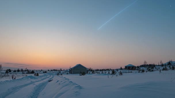 Zeitraffer im Winter, Sonnenuntergang im Winter, wunderschöne Winterlandschaft — Stockvideo