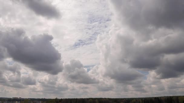 映像Bロールタイムラプス空と黒雲。濃い灰色の嵐の雲。劇的な空だ。暗い嵐の曇りの中で。日没時には美しい自然時間の経過嵐の雲。ひどい天気だ — ストック動画