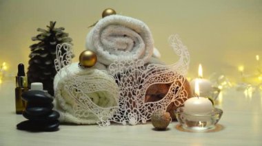 Noel süslemeleri ve sarı arkaplan içeren spa konsepti ögeleri