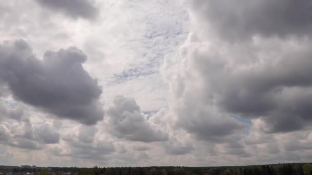 Filmagem B Roll Timelapse Céu e nuvem negra. Nuvens cinzentas escuras. Céu dramático. iluminação no escuro tempestuoso nublado. Lindas nuvens de tempestade de lapso de tempo da natureza ao pôr-do-sol. Tempo horrível — Vídeo de Stock