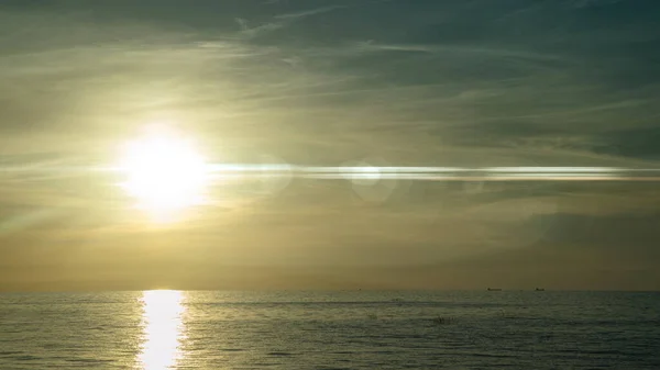 Time lapse sunrise beach Australia. Nubes rápidas en el cielo. Tiempo-lapso de nubes voladoras rápidas en el cielo. El gran sol sale de detrás de las nubes. Fotos De Stock Sin Royalties Gratis