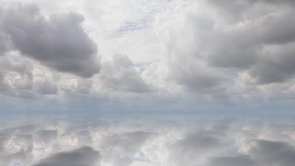 Fondo futurista que consiste en clip de lapso de tiempo de nubes esponjosas blancas sobre el cielo azul y su reflejo, bucle de vídeo — Vídeos de Stock