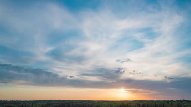 Schöner Abendsonnenuntergang, Zeitraffer, Bewegung von Wolken anderer Höhe gegen die untergehende Sonne — Stockvideo