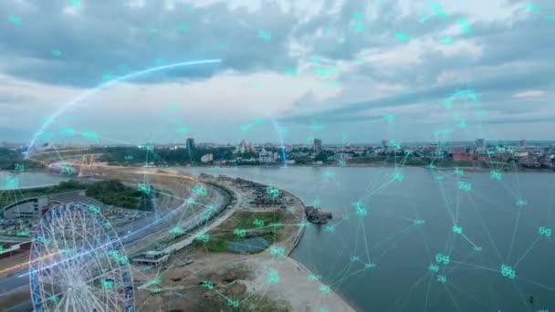Arcos da informação do holograma da filmagem do drone aéreo da cidade inteligente que formam durante a rede de comunicação Rede Futurista e tecnologia 5G Drone Low Light 4k. loop de vídeo, lapso de tempo — Vídeo de Stock
