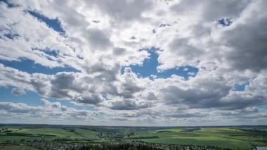 Mavi gökyüzü beyaz bulutlar arka plan zaman ayarlı. Bulutlu cennette güzel bir hava. Parlak rengin güzelliği, yaz doğasında ışık. Hava hızında soyut kabarık, kabarık bulutsu manzarası. Video döngüsü