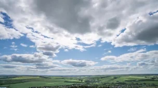 Blå himmel hvide skyer baggrund time-lapse. Smukt vejr på overskyet himmel. Skønhed af lyse farver, lys i sommeren natur. Abstrakt fluffy, oppustede cloudscape i luften tid bortfalder. Videosløjfe – Stock-video