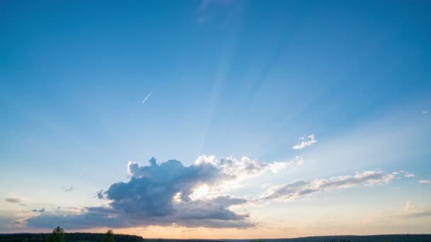 4K雄大な夕日や日の出の風景の時間経過自然の雲と雲の驚くべき光が転がっています。4kカラフルな暗い夕日の雲映像タイムラプス. — ストック動画