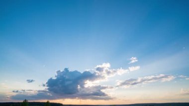 4K Zaman Hızlandırması Majestic Sunset ya da Sunrise Peyzaj İnanılmaz doğa ışığı Gökyüzü ve Bulutlar hareket ediyor. 4k renkli, koyu gün batımı bulutları. Zaman ayarlı..