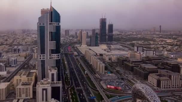 ドバイ、 UAEの日没時に交通時間経過と高速道路の交差点の空中トップビュー。ドバイのダウンタウンにある有名なシェイク・ザイド道路。屋上からの交通・運転の概念図. — ストック動画