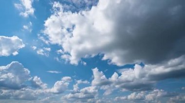 Mavi gökyüzü beyaz bulutlar. Kabarık beyaz bulutlar. Kümülüs bulutlu zaman çizelgesi. Yaz mavisi gökyüzü zaman aşımı. Doğa mavi gökyüzü. Beyaz bulutlar. Bulut zaman atlaması, video döngüsü