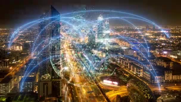 Arcos da informação do holograma da filmagem do drone aéreo da cidade inteligente que formam durante a rede de comunicação Rede Futurista e tecnologia 5G Drone Low Light 4k. loop de vídeo, lapso de tempo, Dubai UAE vista aérea — Vídeo de Stock