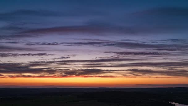 Beautiful Dramatic Fast Lapse Time of Sunset and Clouds in the Blue Orange Sky (en inglés). El sol se pone sobre el horizonte en el campo. — Vídeos de Stock