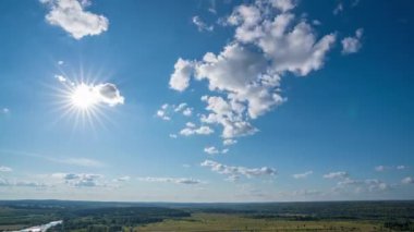 4K Zaman Hızlandırması Majestic Sunset ya da Sunrise Peyzaj İnanılmaz doğa ışığı Gökyüzü ve Bulutlar hareket ediyor. 4k renkli, koyu gün batımı bulutları. Zaman ayarlı..