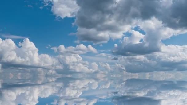 Nublado Cielos Reflexión Tiempo Lapso Fondo. El lapso de tiempo de un cielo nublado con la reflexión en el suelo. Fondo de movimiento — Vídeo de stock