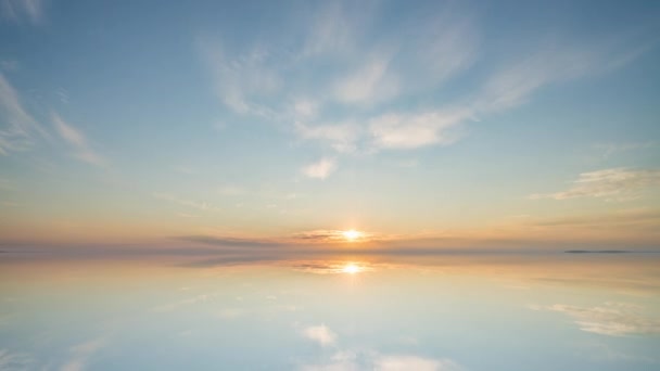 Futuristische zonsopgang boven water, tijdsverloop, reflectie van zon en wolken. — Stockvideo