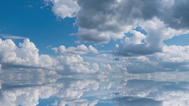 Cloudy Skies Reflection Time Lapse Background. Čas se krátí nad zataženou oblohou s odrazem na zemi. Pozadí pohybu — Stock video