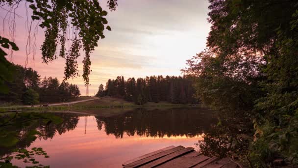 Time lapse 4K of Nature video footage Incroyable Lumière de la nature Paysage lever ou coucher de soleil sur le lac avec réflexion dans l'eau autour de l'étang au moment du matin Paysage incroyable — Video