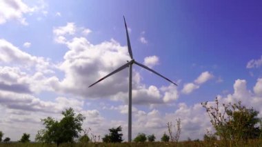 Güzel bulutlu gökyüzüne sahip rüzgar türbini, video döngüsü, alternatif enerji kavramı